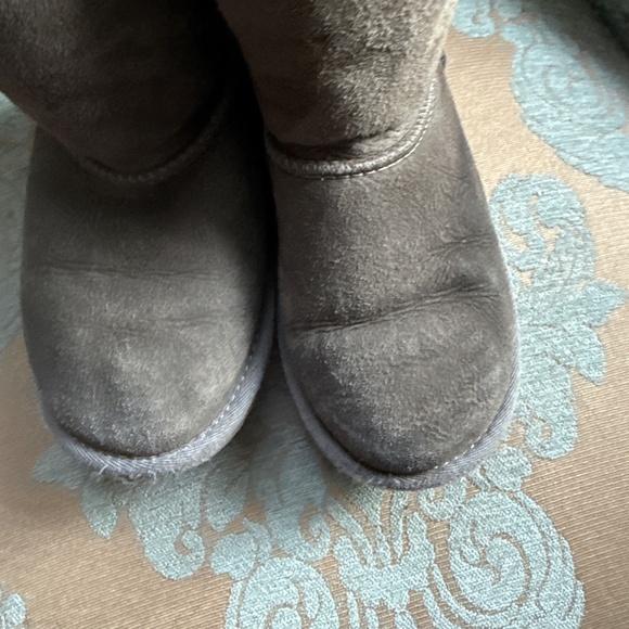 Size 13 gray uggs - Picture 3 of 6